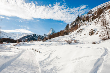 Fototapeta na wymiar Zermatt, Furi, Zmutt, Matterhorn, Zmuttbach, Blatten, Wallis, Walliser Berge, Alpen, Winter, Winterwanderung, Schweiz