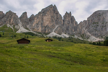 Fototapeta na wymiar Due tipici chalet di montagna nelle dolomiti dell'Alto Adige