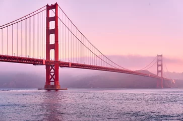 Photo sur Plexiglas Rose  Golden Gate Bridge au lever du soleil, San Francisco, Californie