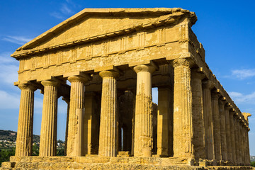 Obraz premium Temple of Concordia facade, the most famous landmark at Valle dei Templi (Valley of the Temples), UNESCO World Heritage Site, Agrigento, Sicily, Italy