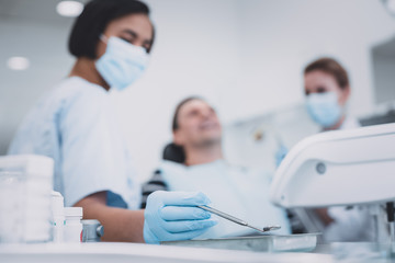 Obraz premium Serious medical worker going to treat her patient