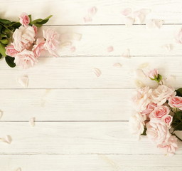 Obraz na płótnie Canvas Flowers background banner. Bouquet of beautiful pink roses on white wooden background.Top view.Copy space