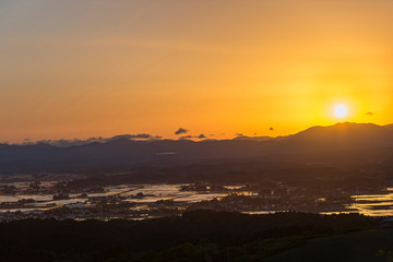 夕日に染まる田植え時期の大崎耕土