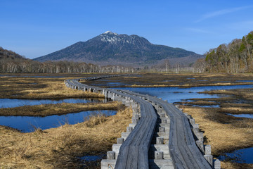 尾瀬ヶ原から見た春の燧ヶ岳