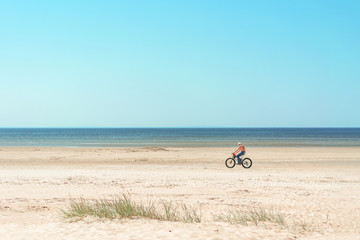 Fototapeta na wymiar cycling on the beach