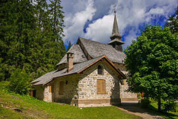Fototapeta Piccola cappella nei pressi del lago di Braies obraz