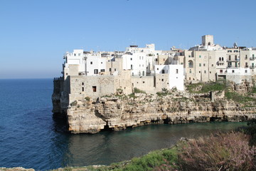 Fototapeta na wymiar città di Polignano di Bari arroccata sul mare
