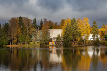 Fototapeta premium Domy nad brzegiem jeziora są sezonem jesiennym. Nelijarve, Estonia.