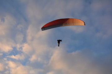 Gleitschirmfliegen an der polnischen Ostseeküste