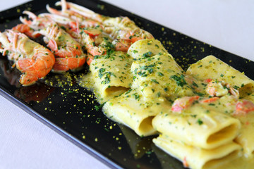 piatto di paccheri con i frutti di mare servito in un ristorante pugliese