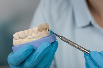 Zahnersatz wird im Zahnlabor bearbeitet