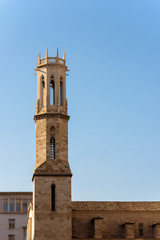 Fototapeta na wymiar Campanario de la iglesia de San Agustín bajo un cielo azul. Valencia. España