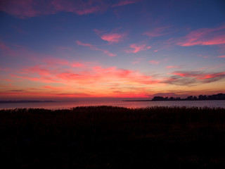 Lichtstimmung am Abend bei Zarrenzin mit Blick zur Insel Bock im Nationalpark Vorpommersche...
