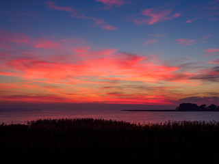 Fototapeta premium Lichtstimmung am Abend bei Zarrenzin mit Blick zur Insel Bock im Nationalpark Vorpommersche Boddenlandschaft, Mecklenburg Vorpommern, Deutschland