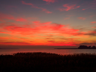Lichtstimmung am Abend bei Zarrenzin mit Blick zur Insel Bock im Nationalpark Vorpommersche Boddenlandschaft, Mecklenburg Vorpommern, Deutschland
