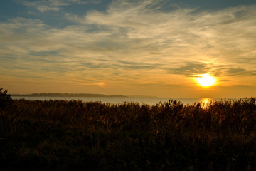 Lichtstimmung am Abend bei Zarrenzin mit Blick zur Insel Bock im Nationalpark Vorpommersche Boddenlandschaft, Mecklenburg Vorpommern, Deutschland