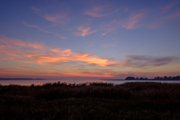 Fototapeta na wymiar Lichtstimmung am Abend bei Zarrenzin mit Blick zur Insel Bock im Nationalpark Vorpommersche Boddenlandschaft, Mecklenburg Vorpommern, Deutschland