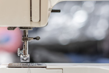 La aguja de una máquina de coser