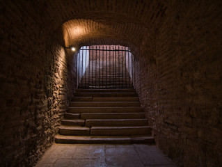 Treppe in Kellergewölbe mit einem Gitter gesperrt