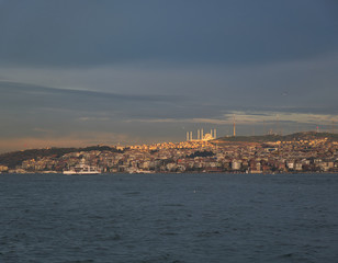 Fototapeta premium Blick über den Bosporus auf eine große Moschee