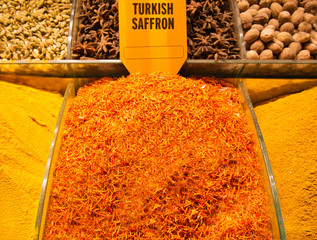 Türkischer Safran und Gewürze auf arabischen Basar