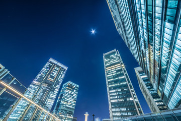 夜の高層ビル群
