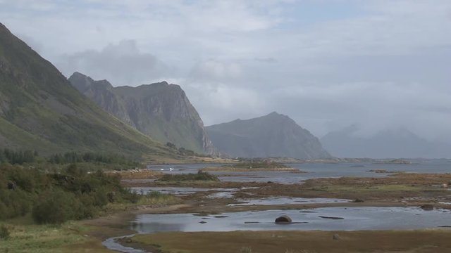 Norwegen, Lofoten, Straumen, Sundklakkstraumen, Kvalnes, 996, Fv996, Fv 996, Stra&szlig;e, Landstra&szlig;e, K&uuml;stenstra&szlig;e, K&uuml;ste, T&uuml;mpel, Insel, Tundra, Gipfel, Felswand