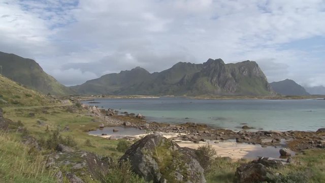 Norwegen, Lofoten, Straumen, Sundklakkstraumen, Kvalnes, 996, Fv996, Fv 996, Stra&szlig;e, Landstra&szlig;e, K&uuml;stenstra&szlig;e, K&uuml;ste, T&uuml;mpel, Insel, Tundra, Gipfel, Felswand