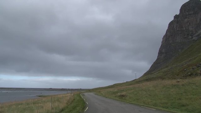 Norwegen, Lofoten, Kvalnes, 996, Fv996, Fv 996, Stra&szlig;e, Landstra&szlig;e, K&uuml;stenstra&szlig;e, K&uuml;ste, T&uuml;mpel, Insel, Tundra, Gipfel, Felswand, unber&uuml;hrt, abgeschieden, Vestersand,