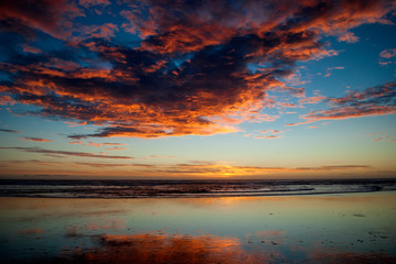 Fototapeta na wymiar beautiful sunset at the beach