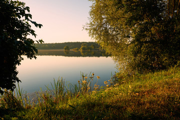 Sommermorgen im Vogelschutz- und Landschaftsschutzgebiet Sauerstücksee bei Grafenrheinfeld, Landkreis Schweinfurt, Unterfranken, Franken, Bayern, Deutschland.