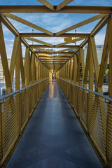 Puente amarillo en el río de Valencia