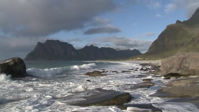 Norwegen, Utakleiv, Nordland, Abend, K&uuml;ste, Brandung, Sturm, st&uuml;rmisch, Wellen, Brandung, Gischt, Fels, sch&auml;umen, aufsch&auml;umen, Stein, Strand, Fels, Fjord,