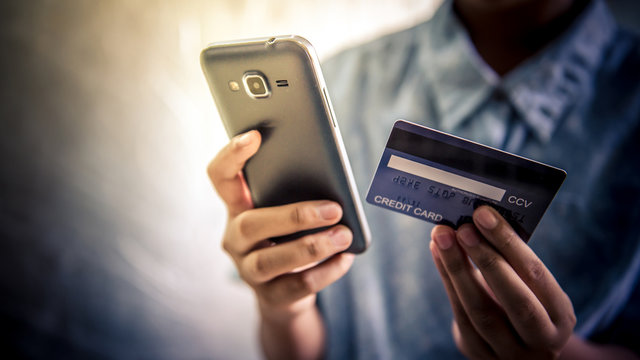 Use credit cards and mobile phones to buy - images