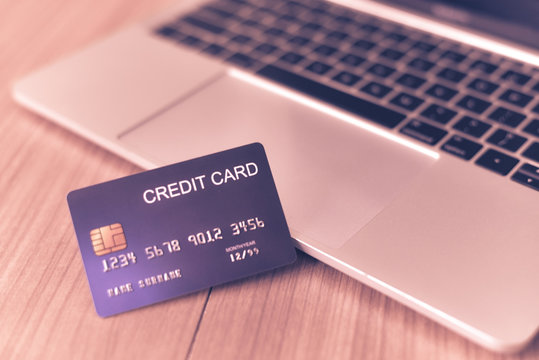 Use credit cards and Macbooks to buy - images