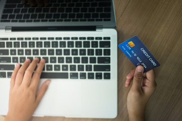 Use credit cards To buy products online - images
