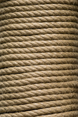 Vertikal gebundenes festes Seil aus Pflanzenfasern. Festes Seil aus Jute. Fester Halt.



