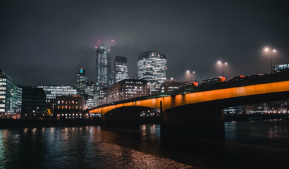 Fototapeta na wymiar Noche en la ciudad de Londres, Uk