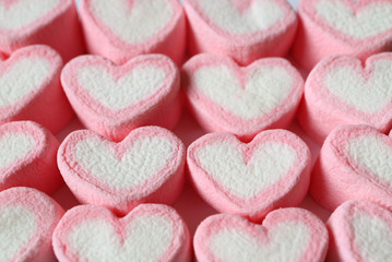 Obraz premium Lined Up Pastel Pink and White Heart Shaped Marshmallow Candies for Background, Banner, Pattern 