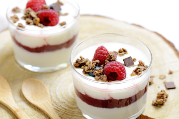 dessert yogurt con frutti di bosco e müesli