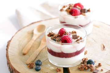 dessert yogurt con frutti di bosco e müesli