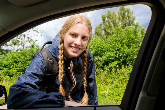 Mitfahrgelegenheit - Young woman hitchhiking