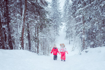 Fototapeta na wymiar winter fun children in forest
