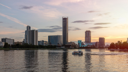 Obraz premium Sunset on a pond in the center of the city