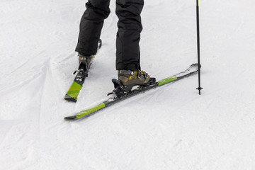 Mann steht auf Skier