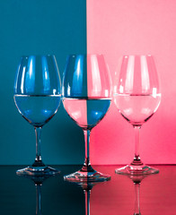 Calici di vino colorati a scacchiera