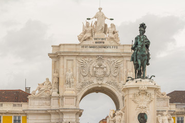Obraz premium statue of King Joseph I and the triumphal arch in commerce square in Lisbon