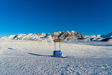 cartelli stradali nella neve