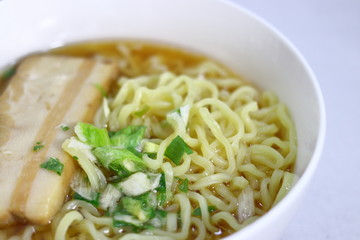 日本のラーメン(白背景)