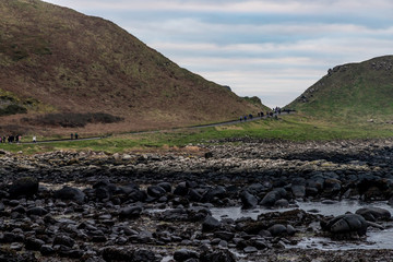 Obraz premium Beach and Mountains in Giant Causeway